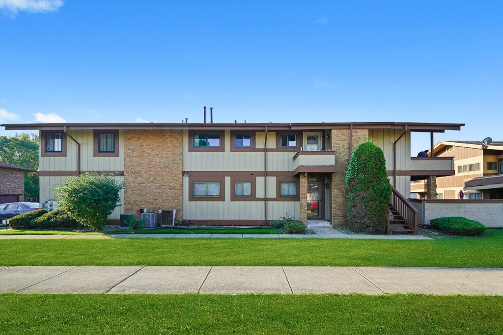Photo for 19400 Oak Avenue #1, Country Club Hills, IL 60478 (MLS # 12488907)