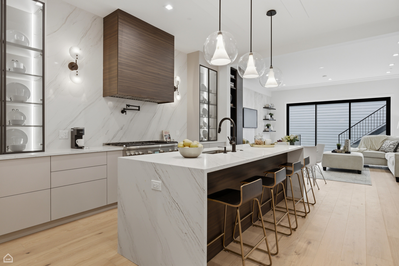 2156 N CLAREMONT Street