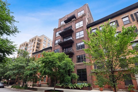 Photo of 152 W HURON Street #4, Chicago, IL 60654 (MLS # 12736423)