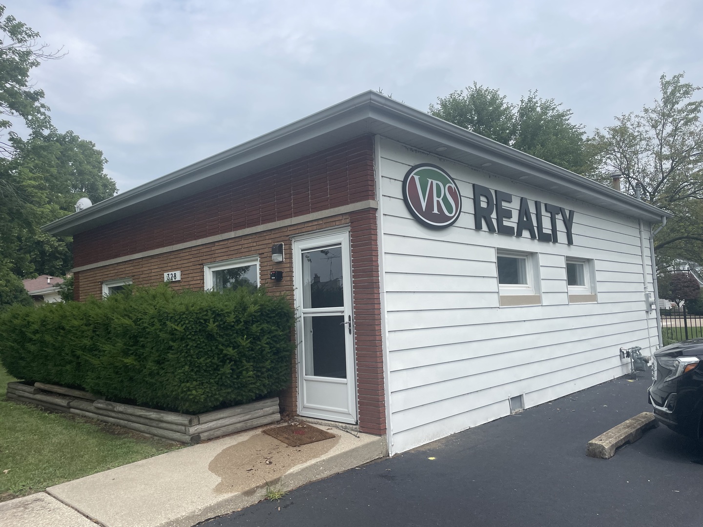 Photo 1 of 10 — 328 Park Lane Drive, Grant Park, IL 60940