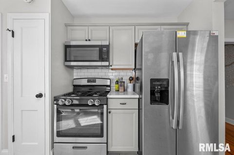 Tiny photo for 2133 WARREN Street, Davenport, IA 52804 (MLS # QC4270070)