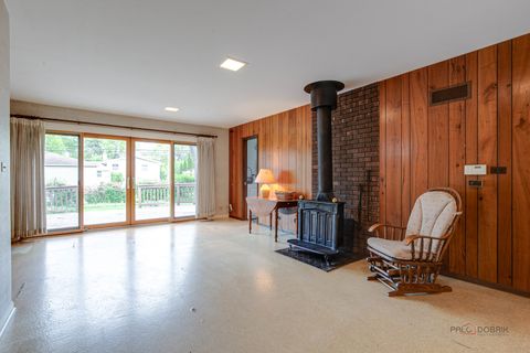 Tiny photo for 1407 N Douglas Avenue, Arlington Heights, IL 60004 (MLS # 12612327)