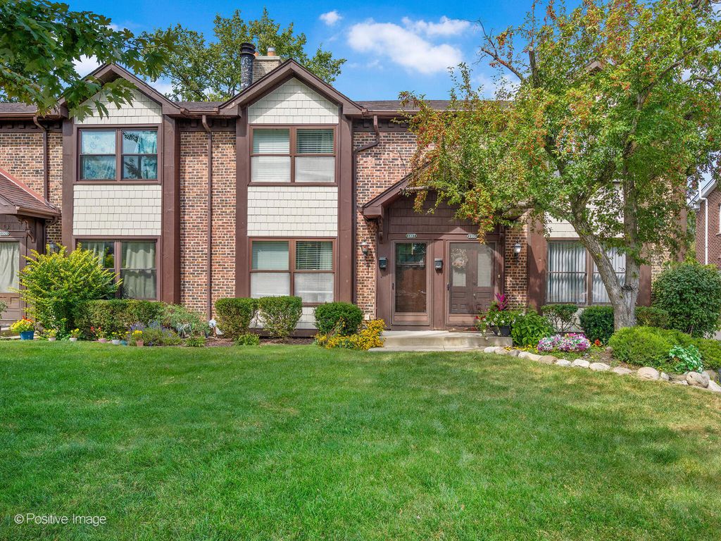 Photo for 1105 W Hillgrove Avenue #1105, La Grange, IL 60525 (MLS # 12469941)