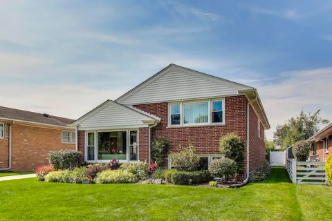 Tiny photo for 304 Amherst Avenue, Des Plaines, IL 60016 (MLS # 12498913)