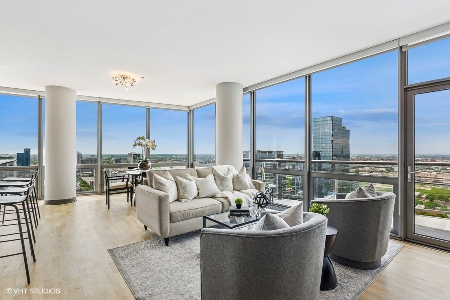 1235 S Prairie Avenue 3605