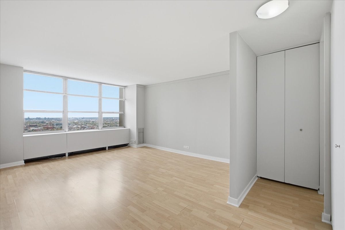 655 W IRVING PARK Road 4011