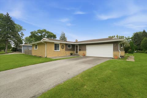 Tiny photo for 601 E Dogwood Lane, Mount Prospect, IL 60056 (MLS # 12733627)