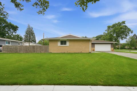 Tiny photo for 601 E Dogwood Lane, Mount Prospect, IL 60056 (MLS # 12733627)