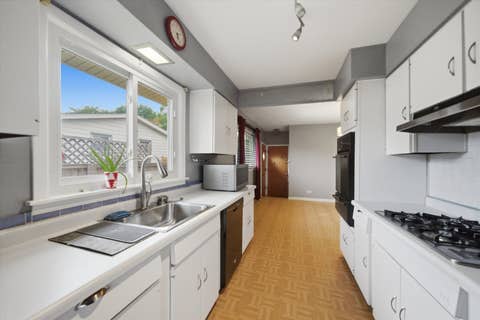 Tiny photo for 601 E Dogwood Lane, Mount Prospect, IL 60056 (MLS # 12733627)