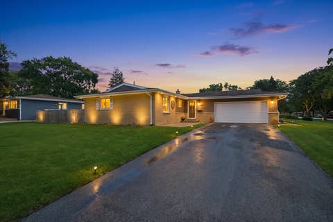 Photo of 601 E Dogwood Lane, Mount Prospect, IL 60056 (MLS # 12733627)