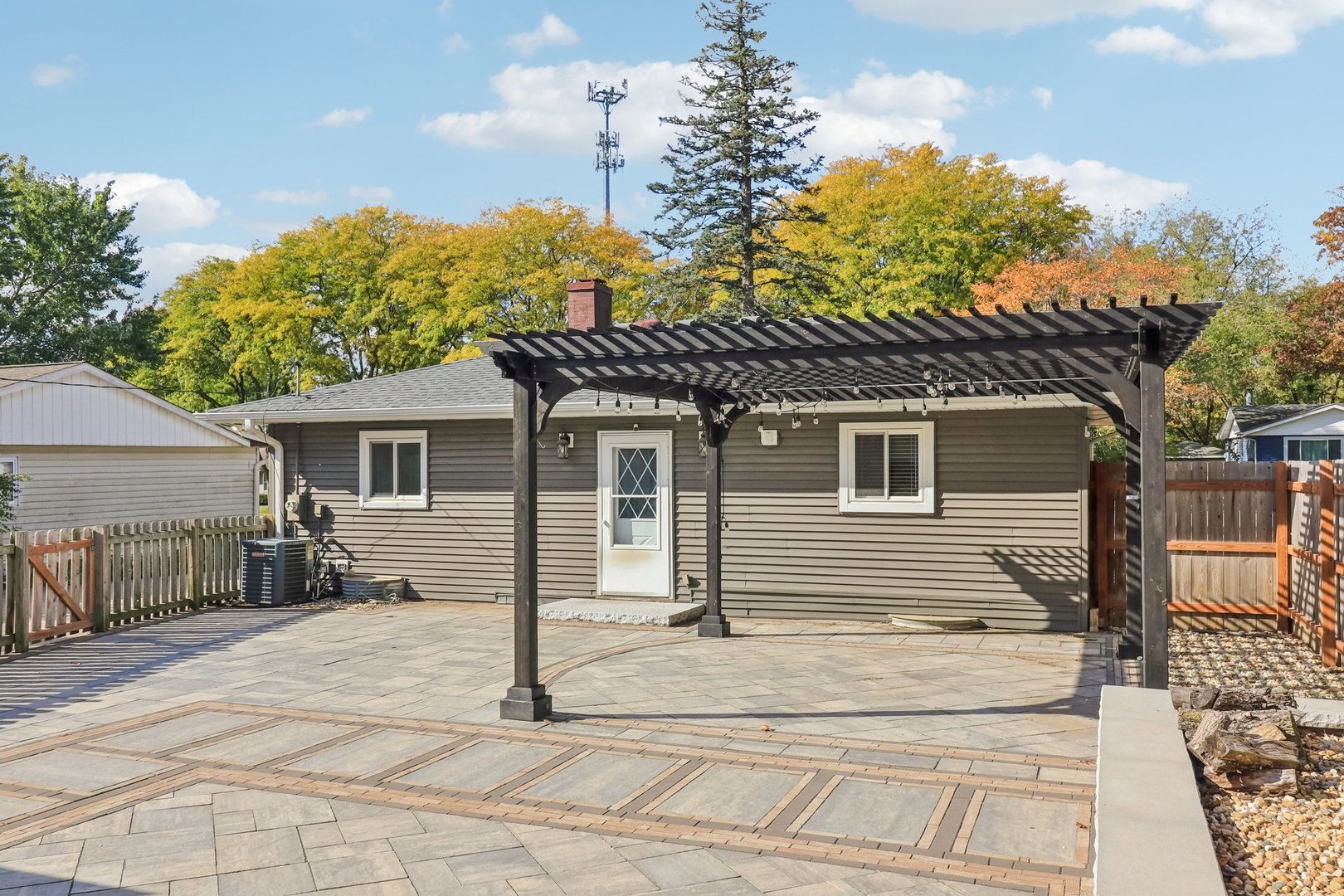 Crystal Lake, Illinois 60014, United States, 3 Bedrooms Bedrooms, ,2 BathroomsBathrooms,Residential,Active,235091