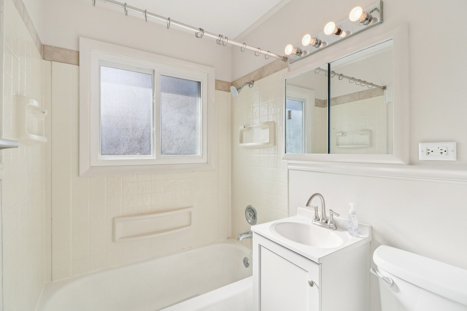 Crystal Lake, Illinois 60014, United States, 3 Bedrooms Bedrooms, ,2 BathroomsBathrooms,Residential,Active,235091