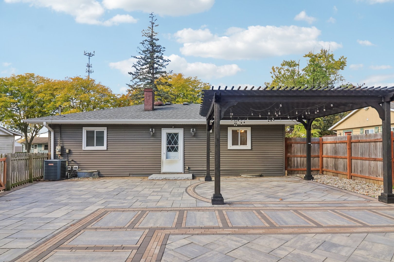 Crystal Lake, Illinois 60014, United States, 3 Bedrooms Bedrooms, ,2 BathroomsBathrooms,Residential,Active,235091