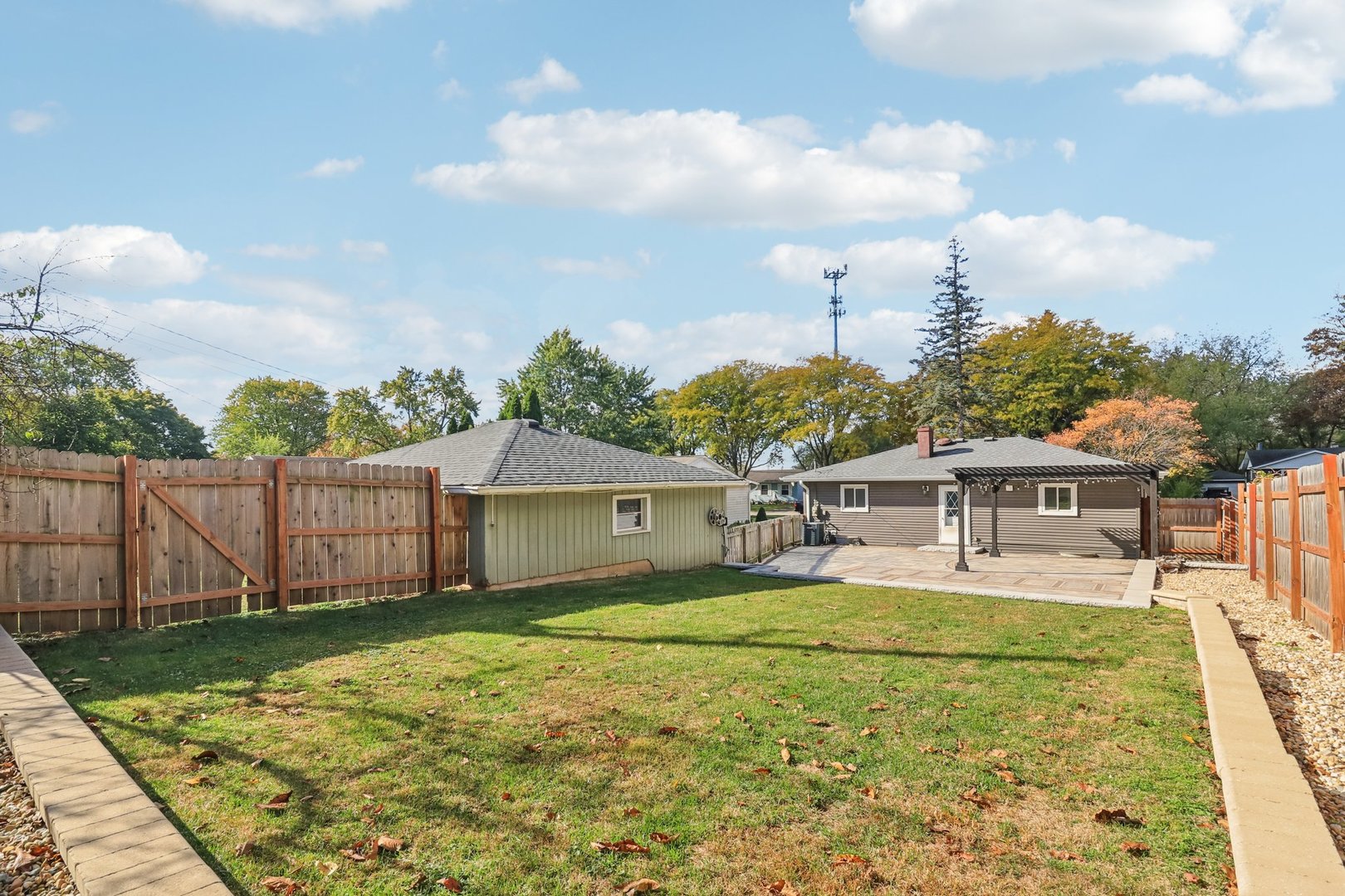 Crystal Lake, Illinois 60014, United States, 3 Bedrooms Bedrooms, ,2 BathroomsBathrooms,Residential,Active,235091