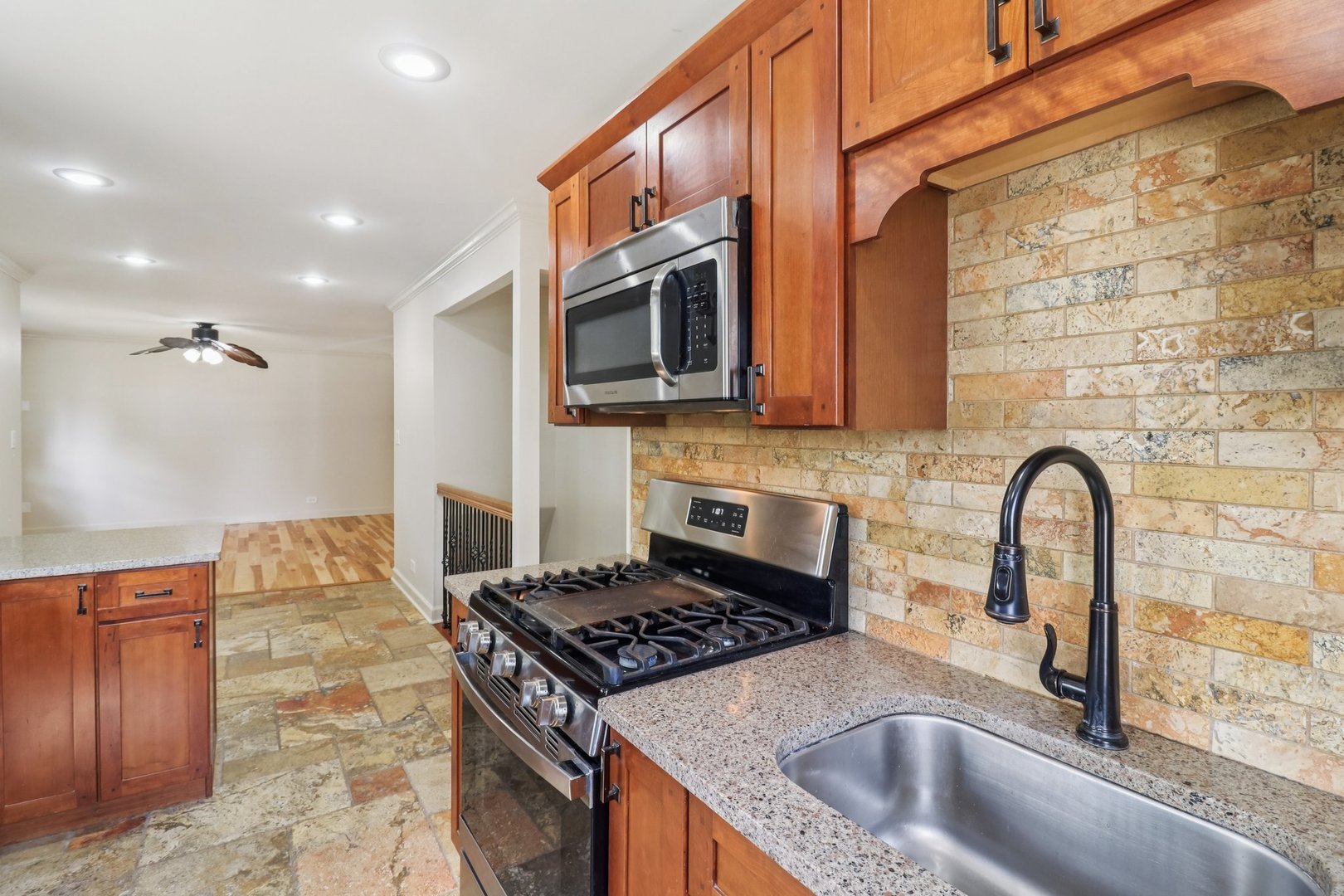 Crystal Lake, Illinois 60014, United States, 3 Bedrooms Bedrooms, ,2 BathroomsBathrooms,Residential,Active,235091