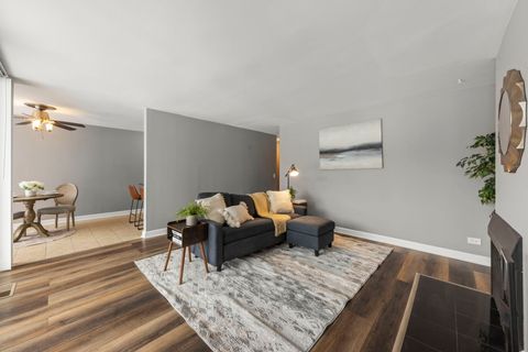 Tiny photo for 6008 LAKE Drive E #1A, Lisle, IL 60532 (MLS # 12507502)