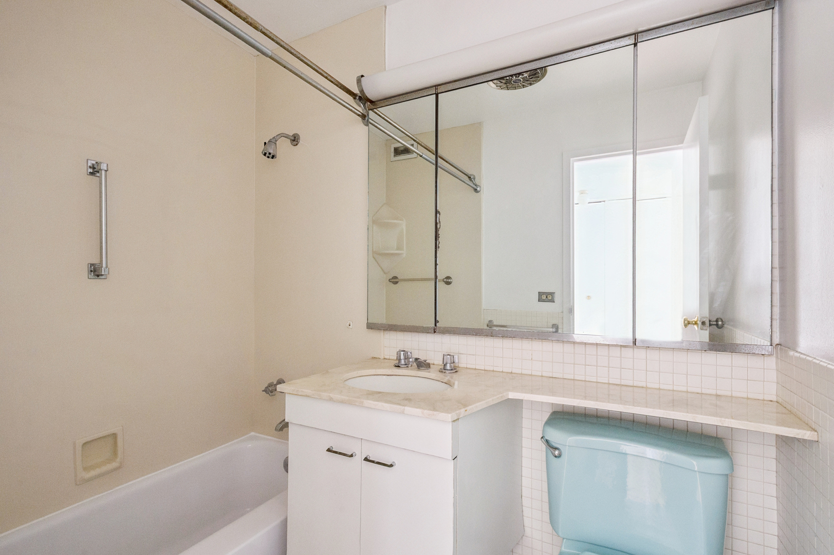 Chicago, Illinois 60601, United States, 1 Bedroom Bedrooms, ,1 BathroomBathrooms,Residential,Active,208753