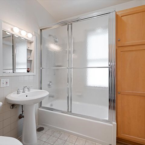 Tiny photo for 2500 Thayer Street, Evanston, IL 60201 (MLS # 12571351)