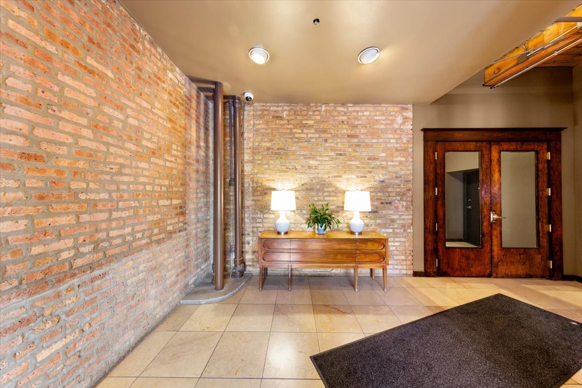913 W Van Buren Street 4C