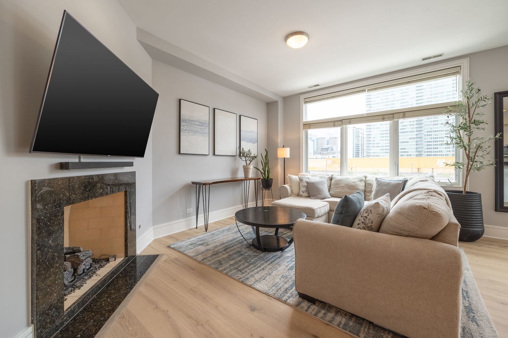 711 W Grand Avenue 404