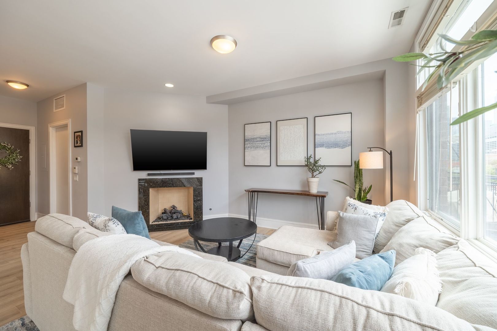 711 W Grand Avenue 404