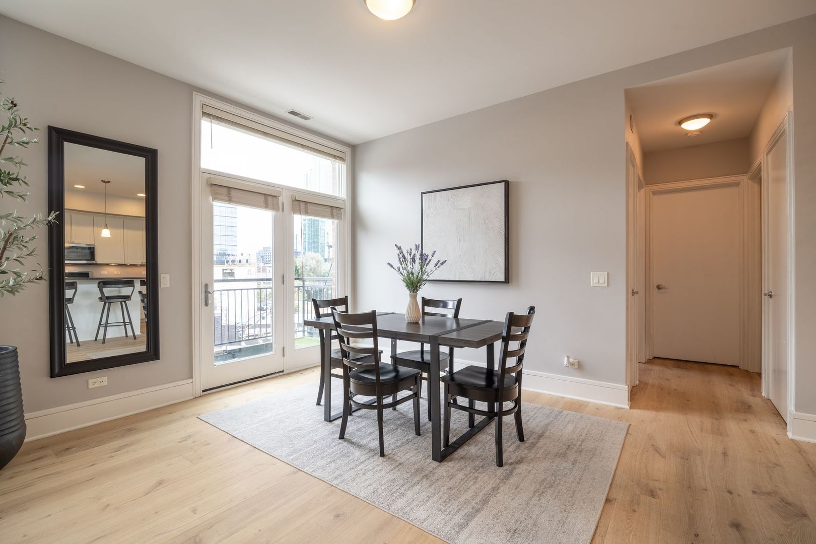 711 W Grand Avenue 404