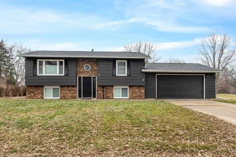 Photo of 727 W 31st Street, Davenport, IA 52804 (MLS # 100000440)