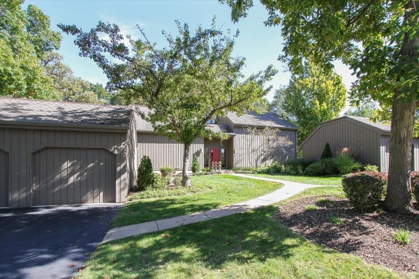 671 OLD BARN RD APT C, LAKE BARRINGTON, IL 60010 - Image a8a22b0fd2349b60bbd766d75a30e902/3206097347
