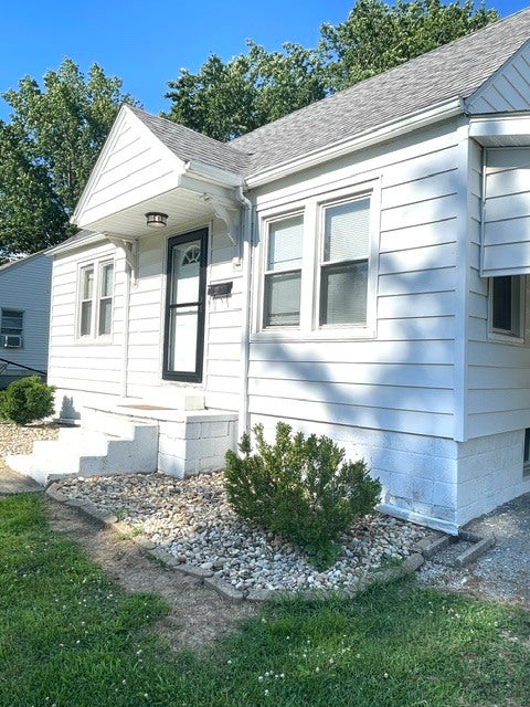 Tiny photo for 305 S 3rd Street, Marion, IL 62959 (MLS # 12685400)