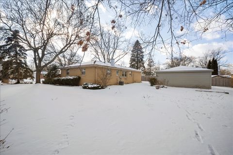 Tiny photo for 1402 W Willow Lane, Mount Prospect, IL 60056 (MLS # 12528252)