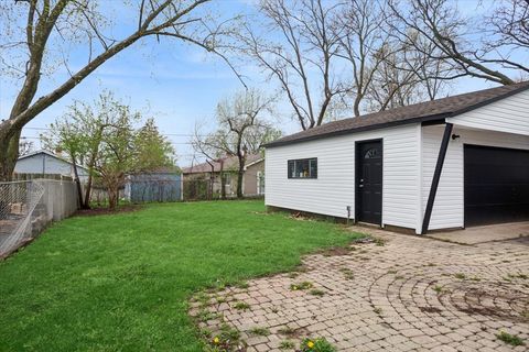 Tiny photo for 972 Osage Court, Carpentersville, IL 60110 (MLS # 12628352)