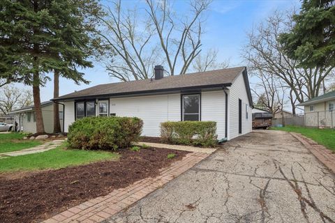 Tiny photo for 972 Osage Court, Carpentersville, IL 60110 (MLS # 12628352)