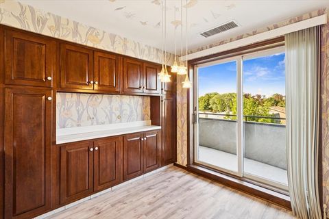 Tiny photo for 7201 N Lincoln Avenue #308, Lincolnwood, IL 60712 (MLS # 12471152)