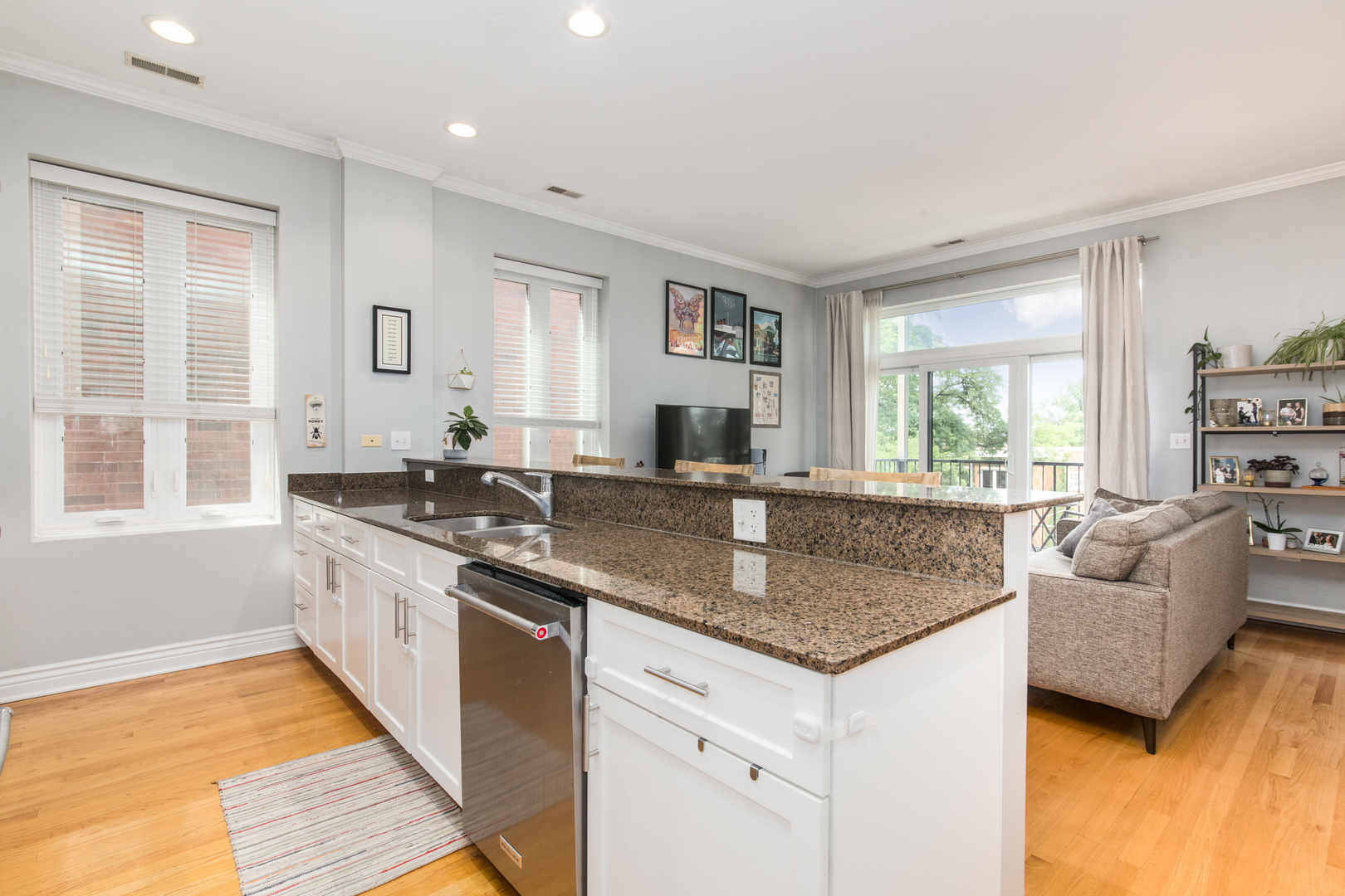 2409 W Catalpa Avenue 307