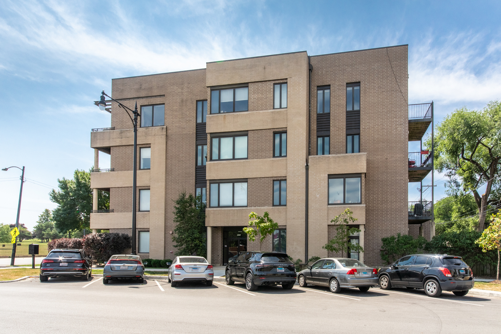 2409 W Catalpa Avenue 307