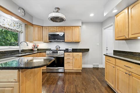 Tiny photo for 404 S See Gwun Avenue, Mount Prospect, IL 60056 (MLS # 12713688)