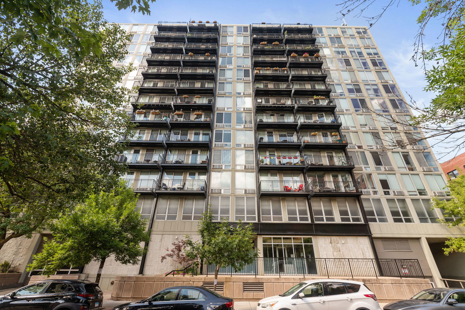 450 W Briar Place 13C