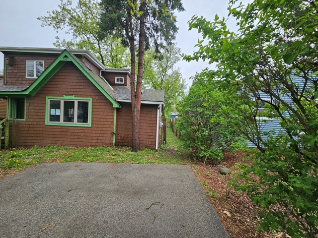 1528 Grove Drive