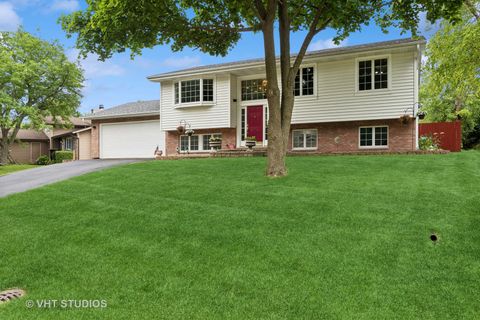 Single Family Residence in Lindenhurst IL 2411 Rose Tree Lane.jpg