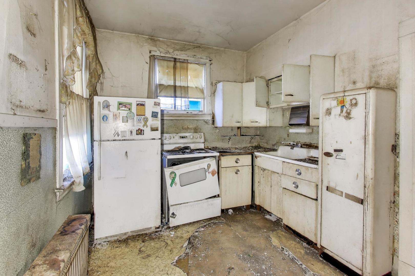 2023 N KEDVALE Avenue