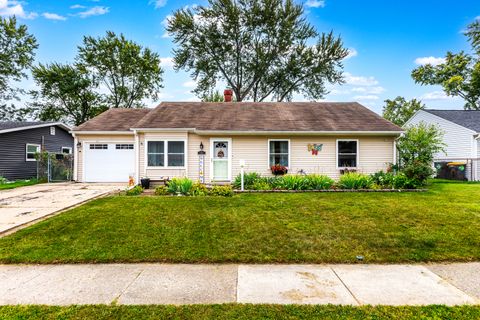 Tiny photo for 121 E Briarwood Drive, Streamwood, IL 60107 (MLS # 12477962)