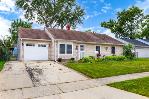 Tiny photo for 121 E Briarwood Drive, Streamwood, IL 60107 (MLS # 12477962)