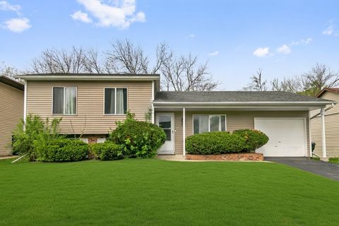 Photo of 18200 Fountainbleau Drive, Hazel Crest, IL 60429 (MLS # 12626818)