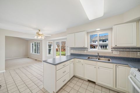Tiny photo for 233 Spring Court, North Aurora, IL 60542 (MLS # 12626837)