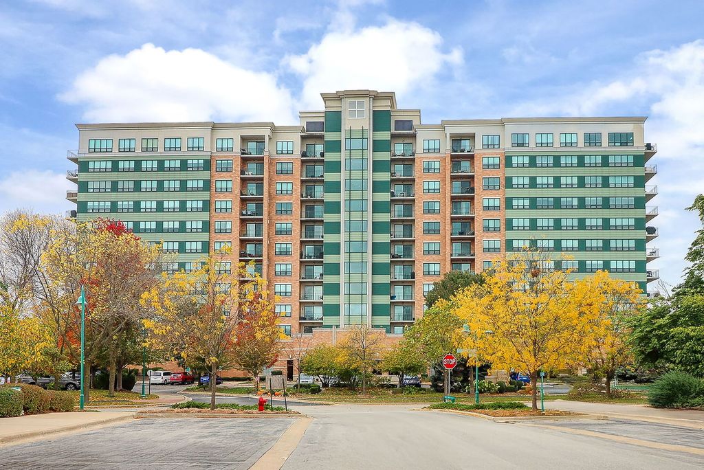 Photo for 6420 Double Eagle Drive #610, Woodridge, IL 60517 (MLS # 12501477)