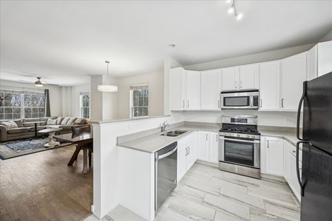 Tiny photo for 1424 S FAIRFIELD Avenue #1424, Lombard, IL 60148 (MLS # 12562024)