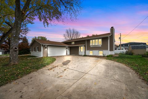 Photo of 4029 Denniston Court, Bettendorf, IA 52722 (MLS # 12548503)