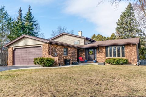 Photo of 610 Blue Spruce Lane, Mundelein, IL 60060 (MLS # 12579050)