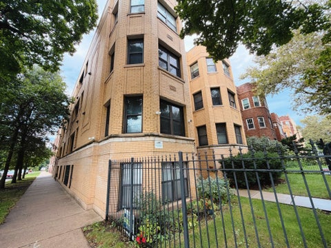 Photo of 2222 W Rosemont Avenue #2E, Chicago, IL 60659 (MLS # 12783051)