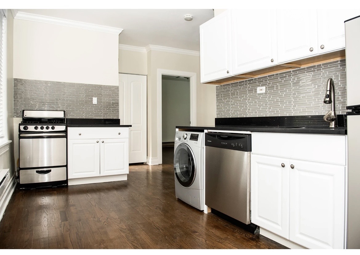 648.5 W Roscoe Street 3N